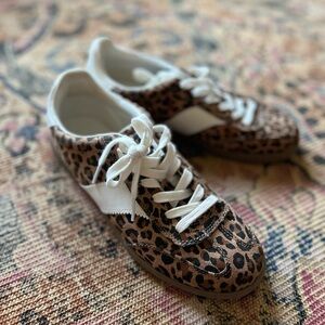 Universal Thread trainers - size 10